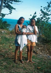 Polynésské dívky s děckem na Moorea